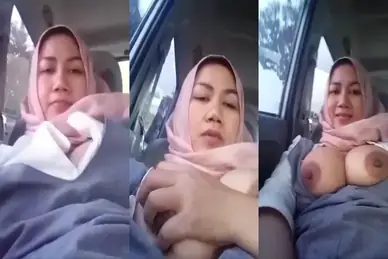 Bokep Jilbab Tante Pamer Toket Gede di Mobil Basah