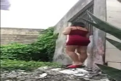 Kemesraan Sejoli Cantik Di Belakang Rumah