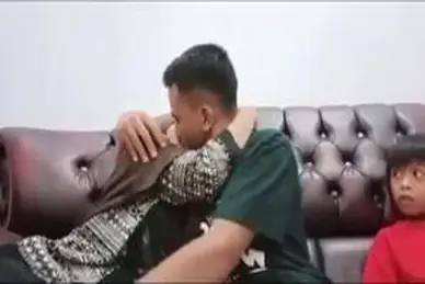 Kemesraan Sejoli Di Kamar Tidur Kasual